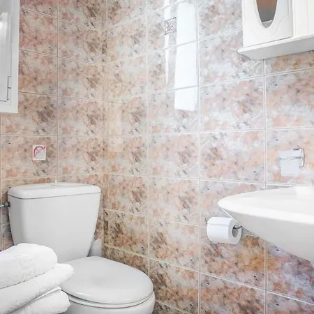 Sleeps 4 Pool Air Con Wifi *