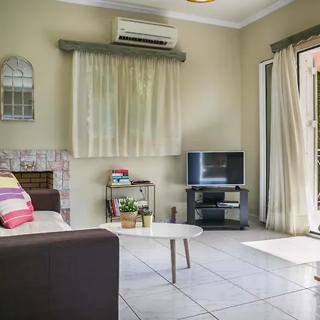 Sleeps 4 Pool Air Con Wifi Villa
